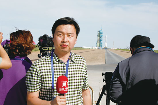 劉瑞鋒回憶，從“神舟十號”在視線中出現(xiàn)到消失的兩分鐘內(nèi)，他們的兩臺攝像機(jī)、一臺照相機(jī)就在不停地拍、拍