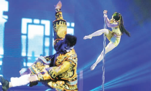 “鋼管舞娘”周文將鋼管舞和民族文化融合在一起，創(chuàng)意了一段《霸王別姬》的鋼管舞表演