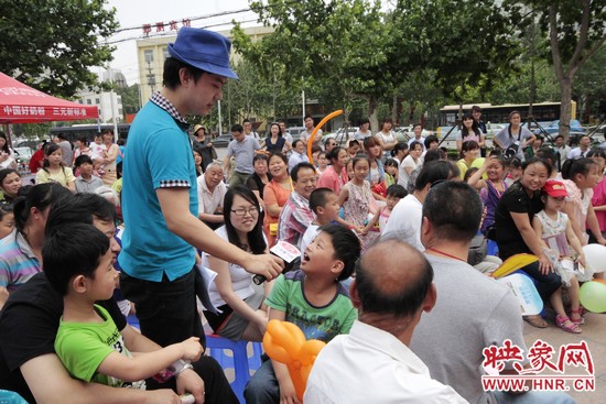 河南電視臺(tái)都市頻道主持人郭嘉寧與現(xiàn)場(chǎng)觀眾互動(dòng) 河南電視臺(tái)都市頻道主持人郭嘉寧與現(xiàn)場(chǎng)觀眾互動(dòng)