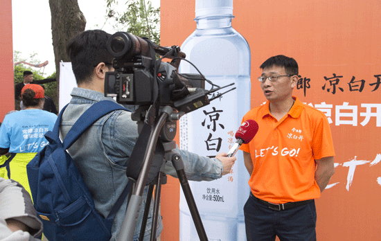今麥郎飲品股份有限公司開封經(jīng)銷商魏峰接受都市頻道記者采訪 今麥郎飲品股份有限公司開封經(jīng)銷商魏峰接受都市頻道記者采訪