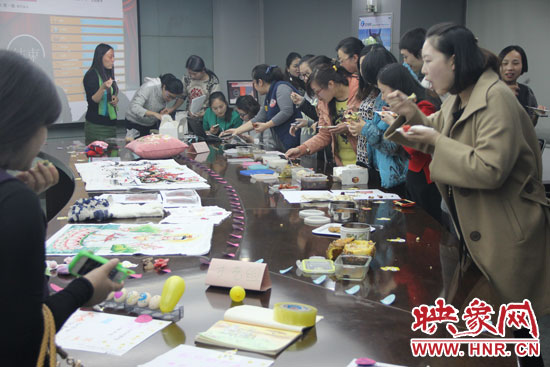 比賽現(xiàn)場(chǎng)熱鬧非凡，各位女神競(jìng)相展示自己的作品