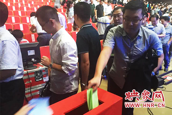 專(zhuān)家、評(píng)委、全局干部職工代表現(xiàn)場(chǎng)投票。