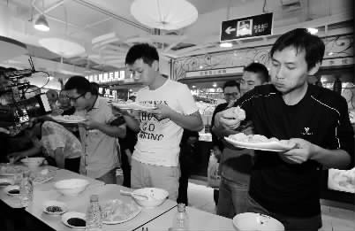 再整兩盤餃子，“騎士牛仔”（右一）真是好胃口