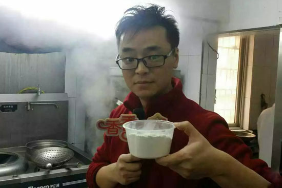 小飛手里端的是什么材料？