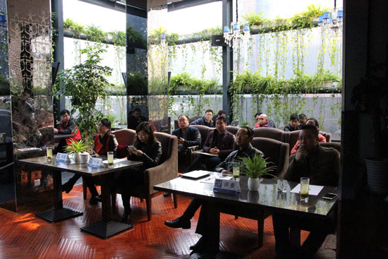 《創(chuàng)業(yè)星工廠》第二季海選現(xiàn)場(chǎng)，評(píng)委們認(rèn)真聽取創(chuàng)業(yè)者的項(xiàng)目介紹