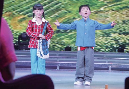 孩子們的表演有模有樣，讓人忍俊不禁