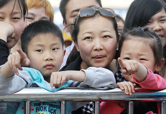 《對(duì)9當(dāng)歌》吸引眾多市民駐足觀(guān)看