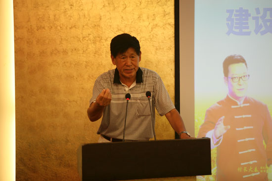 原河南省農(nóng)業(yè)廳副廳長(zhǎng)、現(xiàn)任河南省土壤肥料協(xié)會(huì)秘書(shū)長(zhǎng)肖興貴發(fā)表講話