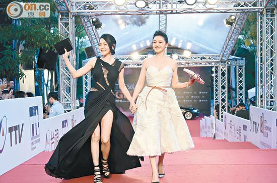 大Ｓ（右）和?。訝渴肿呒t地毯。