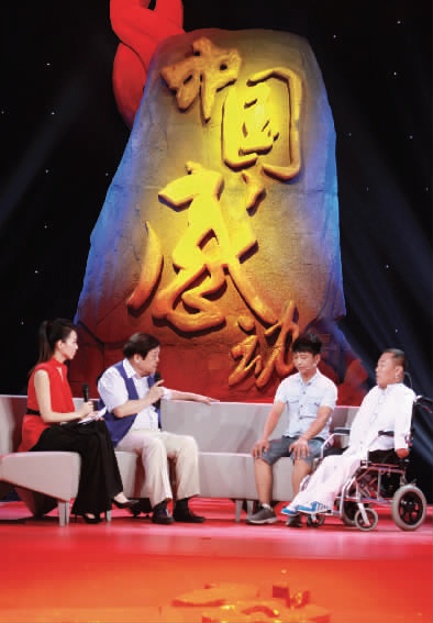 肇恒君（右一）天生殘疾，但是他自兒時(shí)起就有著一個(gè)音樂(lè)夢(mèng)