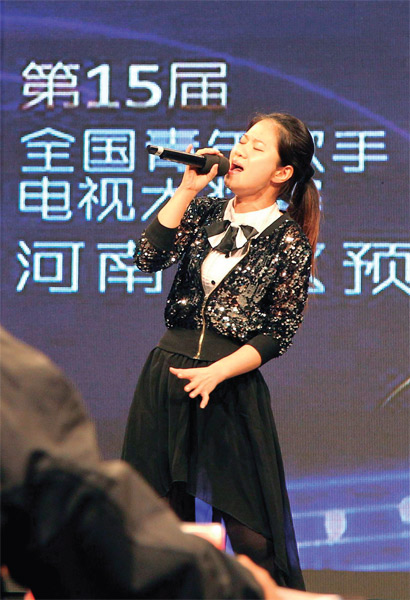 選手們演唱很賣力，要把最好的一面展現(xiàn)給評委