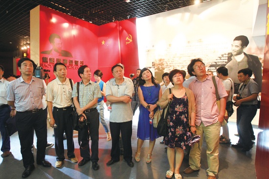 河南電視臺(tái)、河南人民廣播電臺(tái)、河南省詩(shī)歌學(xué)會(huì)的專家、詩(shī)人、記者等數(shù)十人赴蘭考焦裕祿紀(jì)念園采風(fēng)學(xué)習(xí)