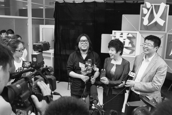 節(jié)目嘉賓高曉松、于丹、張頤武接受采訪