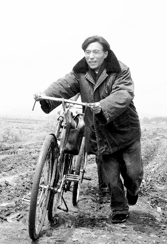 怕乘汽車(chē)跑太快聽(tīng)不見(jiàn)群眾說(shuō)話(huà)，焦裕祿下基層總是靠自行車(chē) 《焦裕祿》劇照