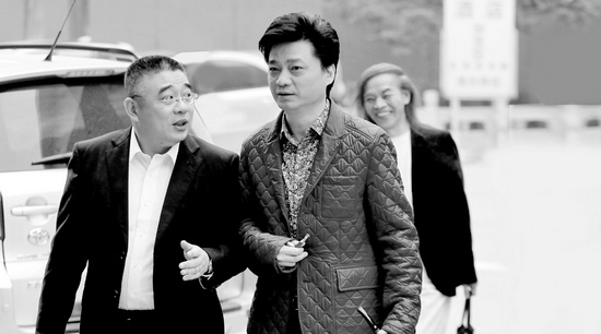 錢文忠（左）、小崔、蔡志忠（后）三位大咖步入錄制現(xiàn)場