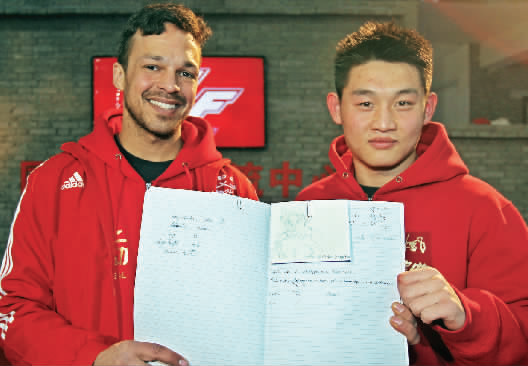 　　約瑟夫手繪了每個選手的肖像，認認真真地用字母拼寫出選手的中文名字附注?！翱矗@個是鄭召玉喲”