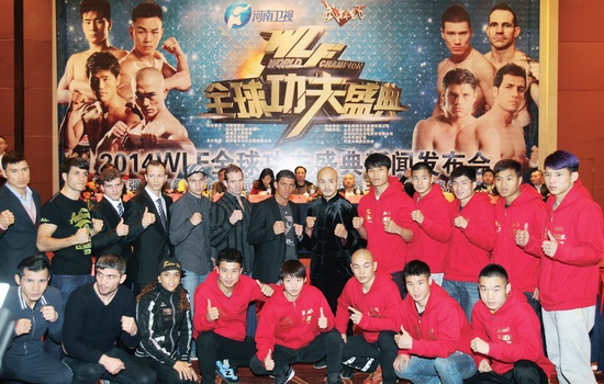 新聞發(fā)布會上，中外選手齊聚一堂。