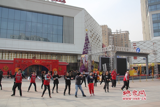 河南衛(wèi)視舉辦的“看大劇，送福利”活動(dòng) 王志/攝