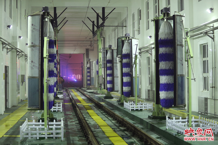 洗車車間兩側是圓桶刷和噴水裝置