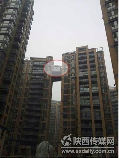 西安現(xiàn)最?！疤鞓颉?兩樓之間建起“空中走廊”