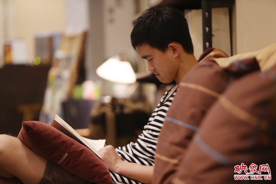 徐浩然，24歲，圖書(shū)編輯：在書(shū)店看紙質(zhì)書(shū)，意境會(huì)更深一些。