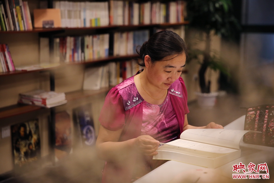 王艷、44歲，某醫(yī)院醫(yī)生：白天沒(méi)有時(shí)間，晚上帶小孩來(lái)這里培養(yǎng)她們的讀書(shū)習(xí)慣。