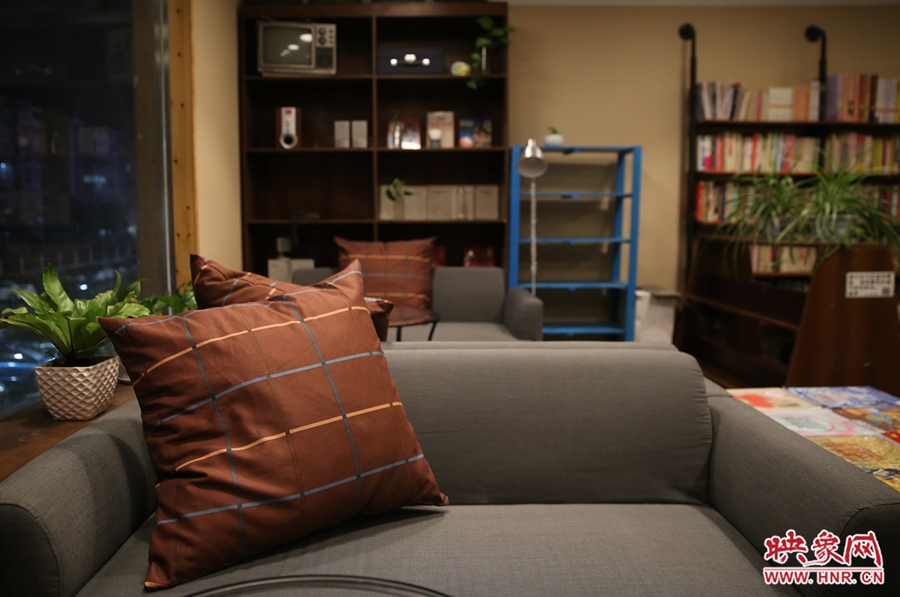 書(shū)店內(nèi)的布置非常溫馨，有種家里書(shū)屋的感覺(jué)。