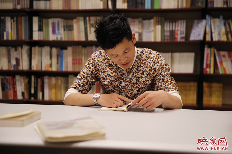 李恒，26歲，私營(yíng)業(yè)主：喜歡撫摸紙質(zhì)書(shū)的感覺(jué)。