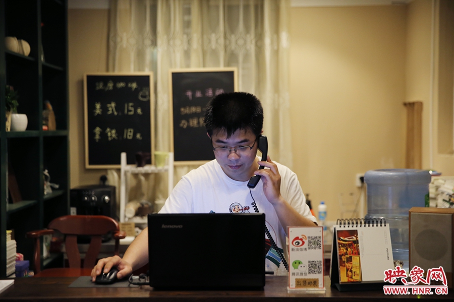 店長(zhǎng)小博，由于書(shū)店搬遷至此，經(jīng)常接詢問(wèn)地址的電話。