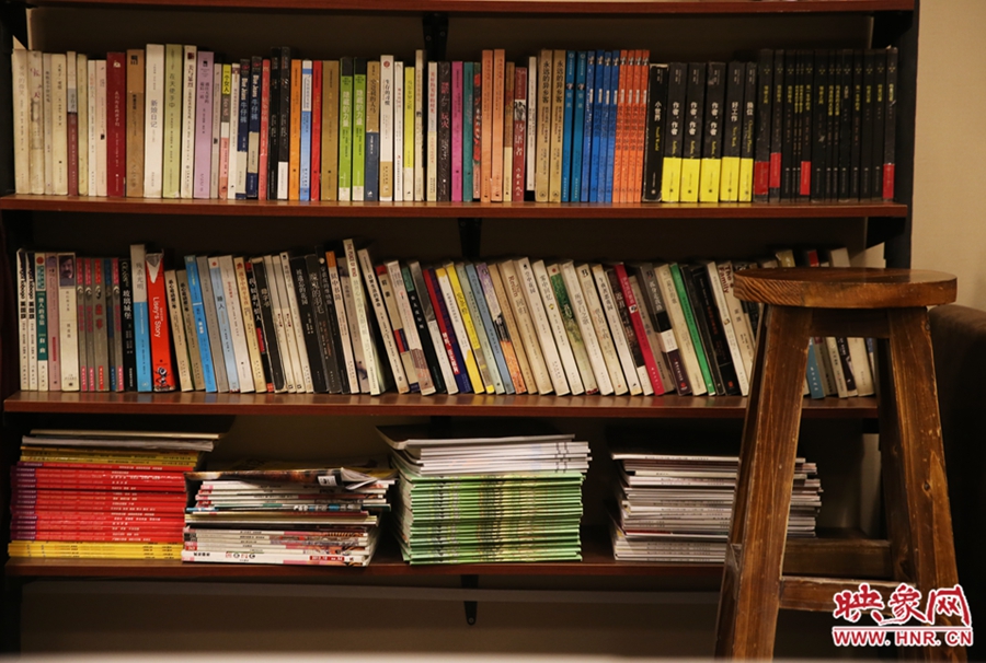 書(shū)店內(nèi)設(shè)置的高腳凳子。