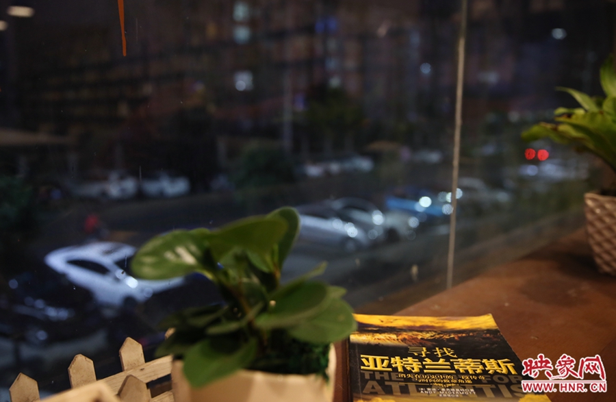 一扇窗，將喧鬧與寧?kù)o分割。