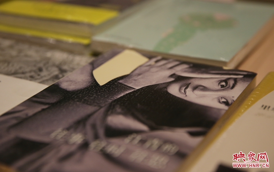 書(shū)店內(nèi)的書(shū)。