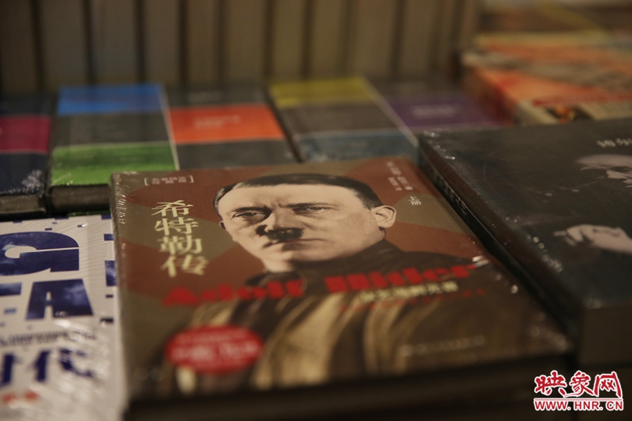 書(shū)店內(nèi)的書(shū)。