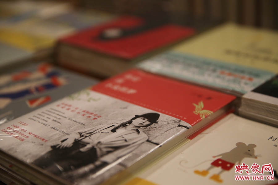 書(shū)店內(nèi)的書(shū)。