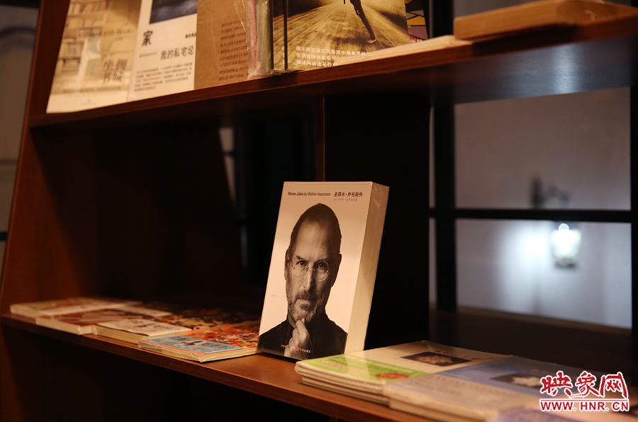 書(shū)店內(nèi)的書(shū)。