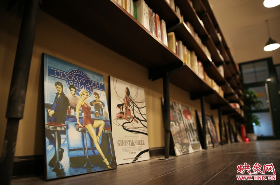 書(shū)店內(nèi)的書(shū)。