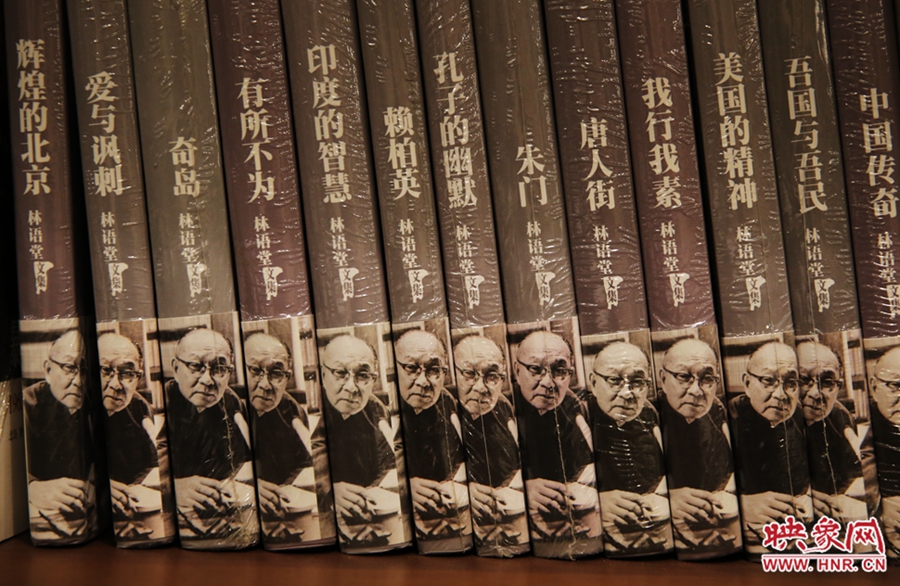 書(shū)店內(nèi)的書(shū)。