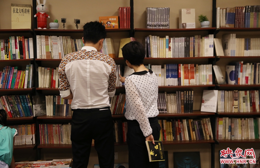 看書(shū)的人。