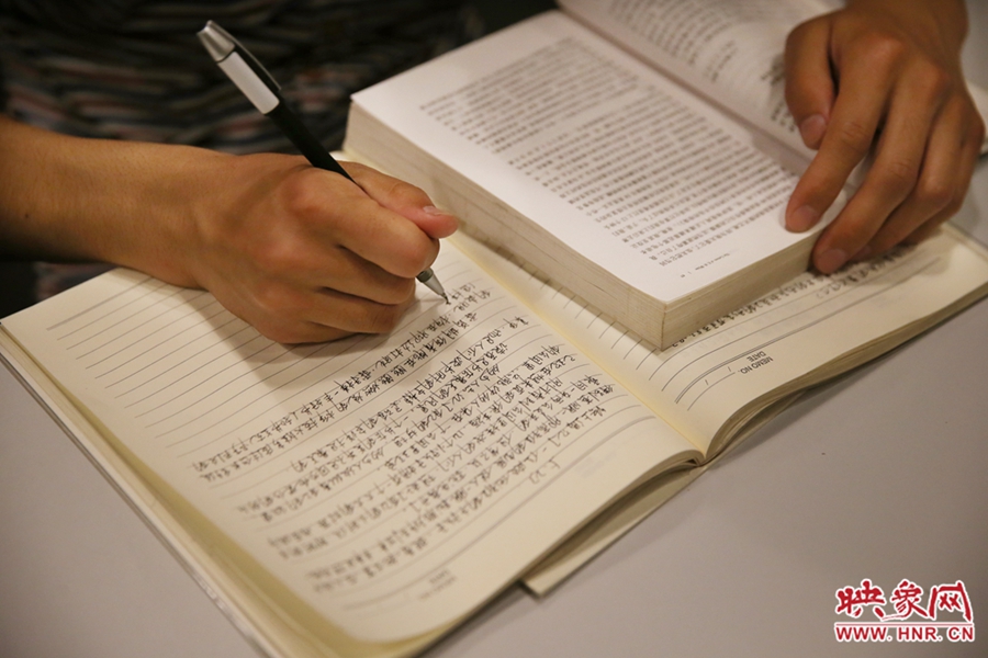 看書(shū)的人。