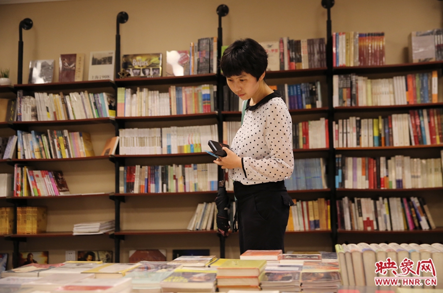 看書(shū)的人。