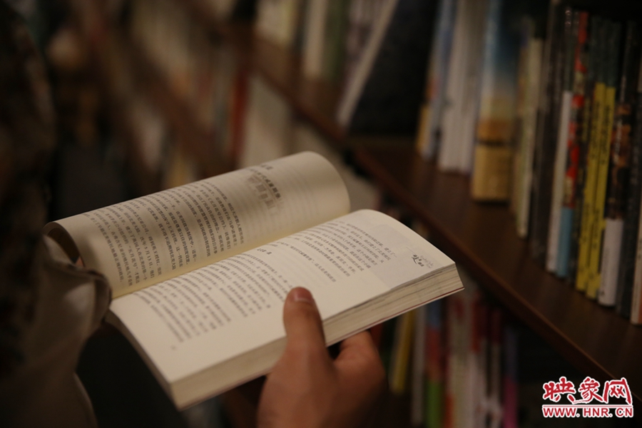 看書(shū)的人。