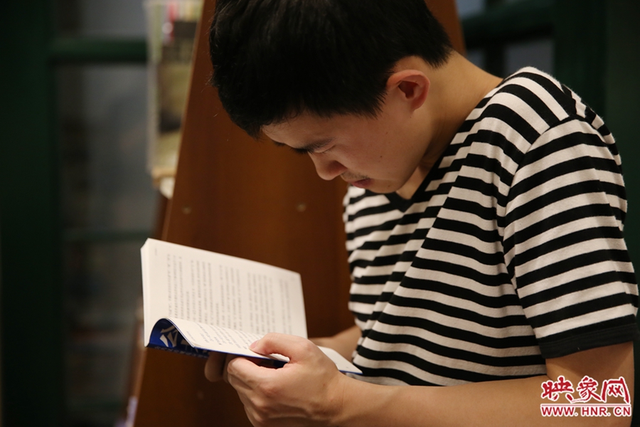 看書(shū)的人。