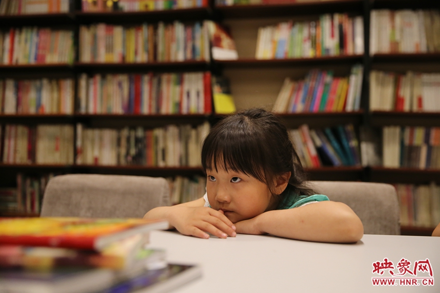 看書(shū)的人。