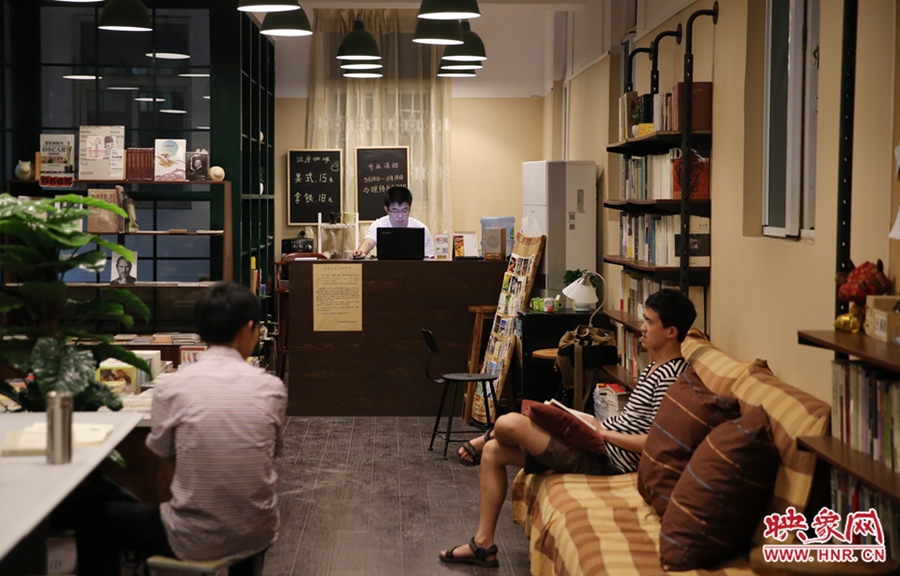 看書(shū)的人在相互交流。