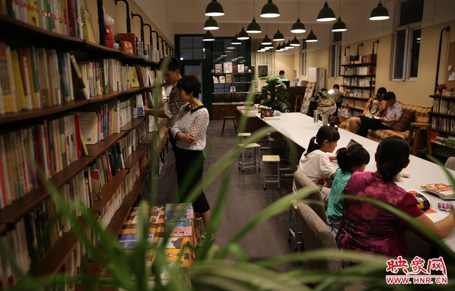 看書(shū)的人。