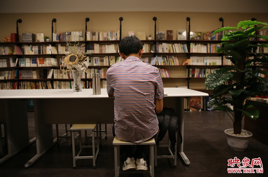 5月23日晚，鄭州一家24小時（周五、周六）書店營業(yè)。慕名而來的客人在看書。