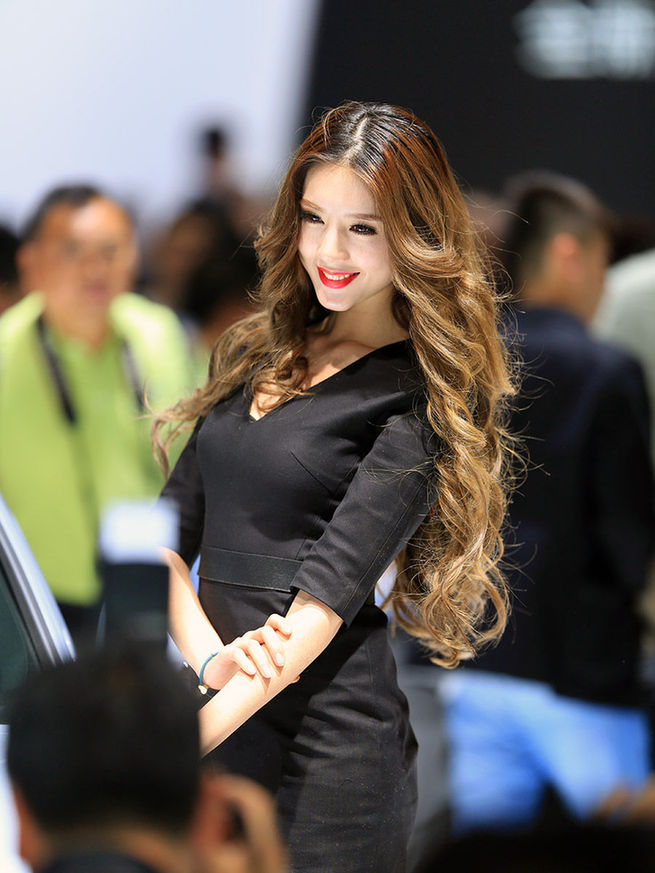 2014成都車展最美車模出爐 酥胸、長(zhǎng)腿、美背