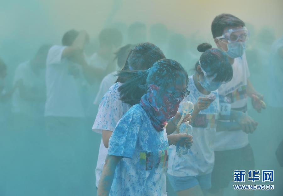 “彩跑”跑進清華大學(xué)研究生運動會