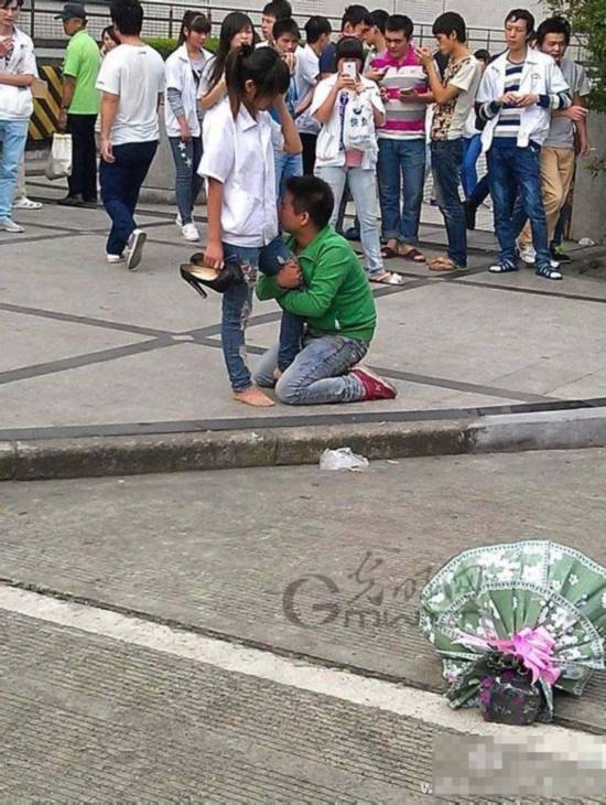 男孩抱女孩大腿求愛(ài)引圍觀 男孩抱女孩大腿求愛(ài)引圍觀