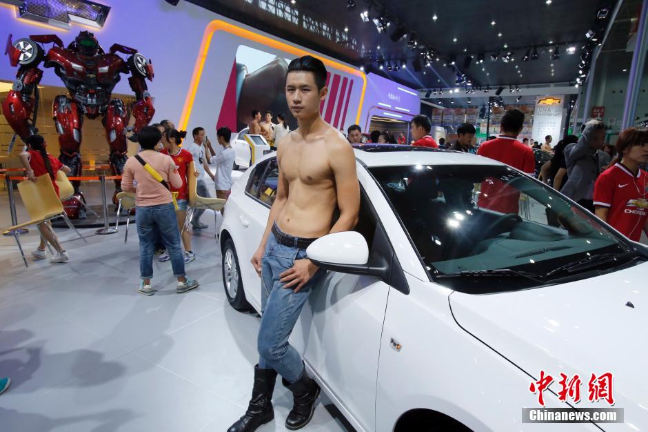 半裸男模助陣武漢國(guó)際車展